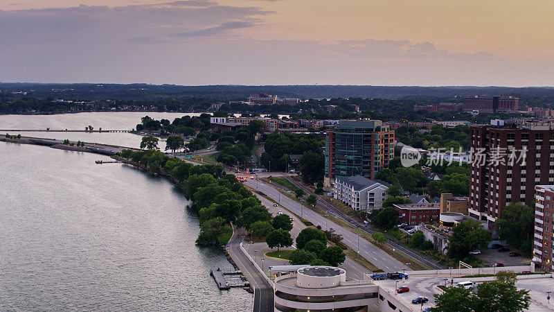 John Nolen Drive Crossing Lake Mendota在威斯康辛在Sunset - Aerial